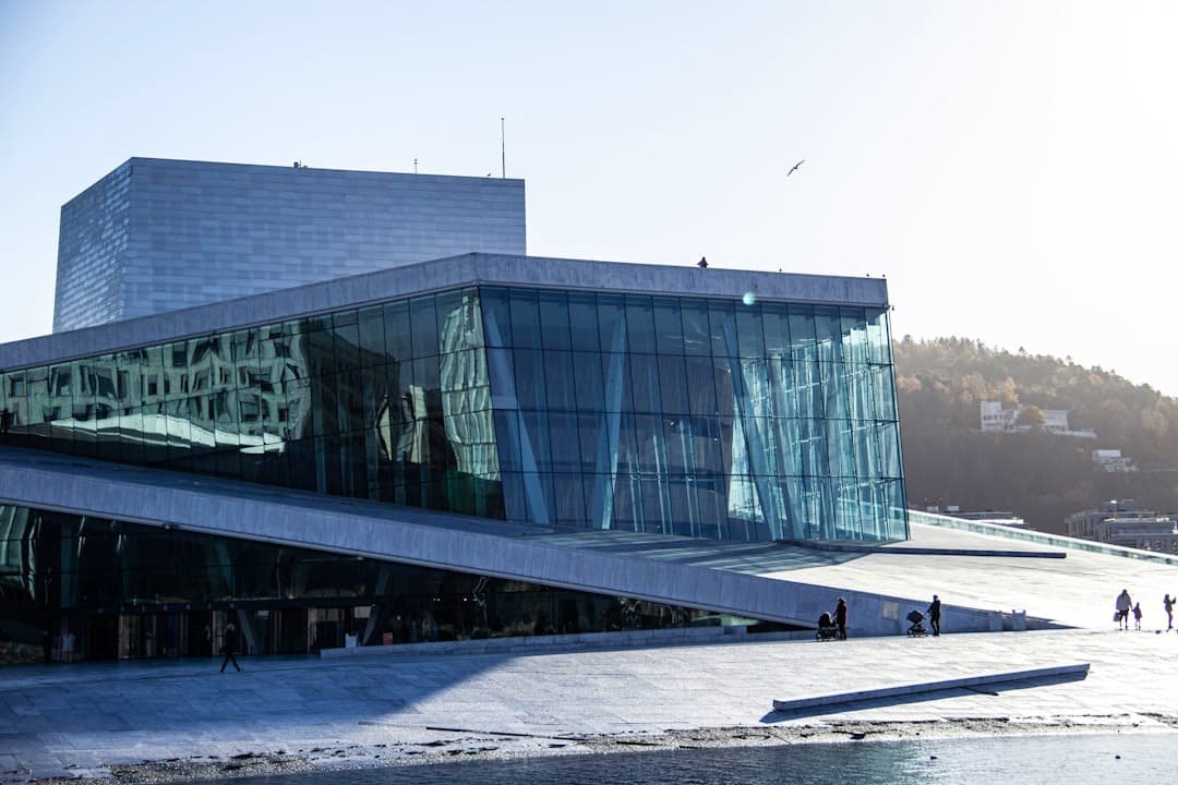 Nowoczesna Opera w Oslo, szklana fasada, nadbrzeże, słoneczny dzień.