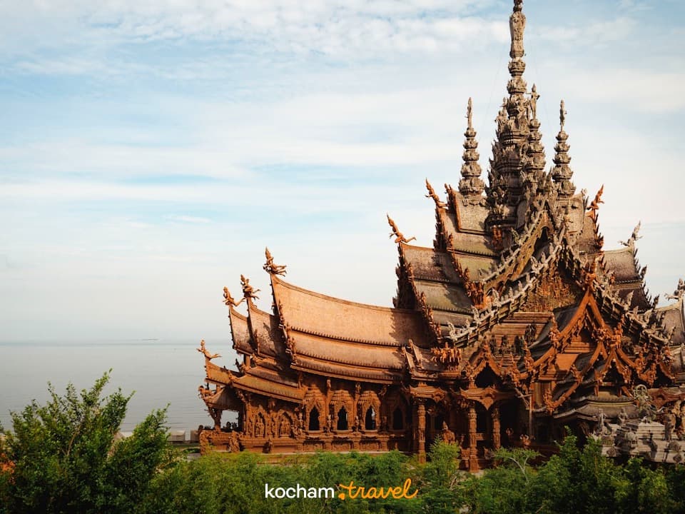 Sanktuarium Prawdy, misternie rzeźbiona drewniana świątynia w Pattaya, Tajlandia, nad morzem.