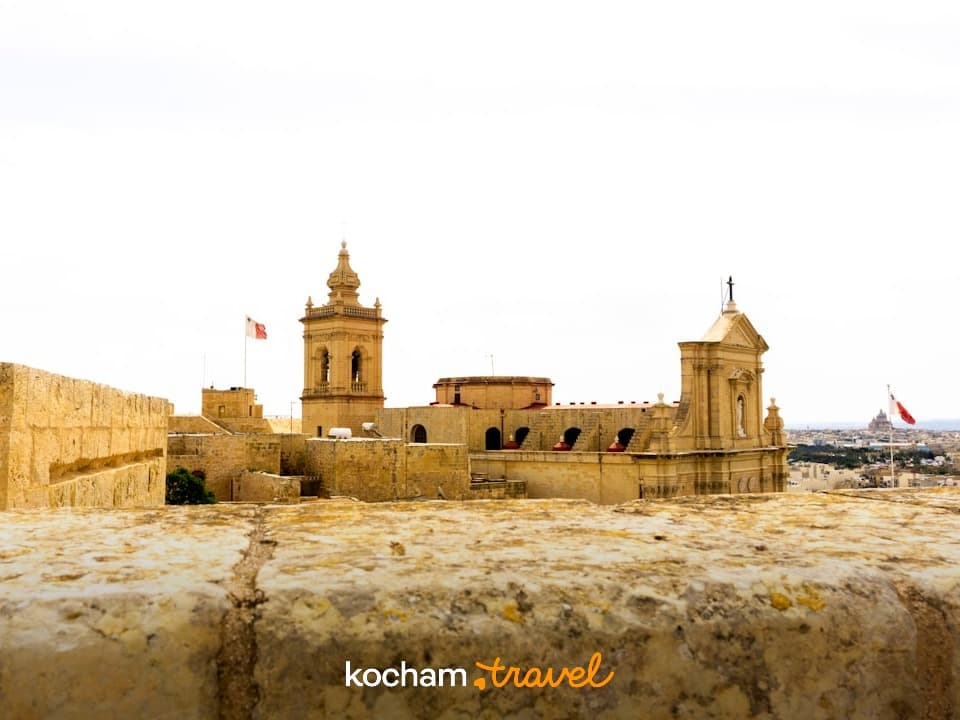 Historyczna twierdza Gozo, Malta, widok na kościół i dzwonnicę.