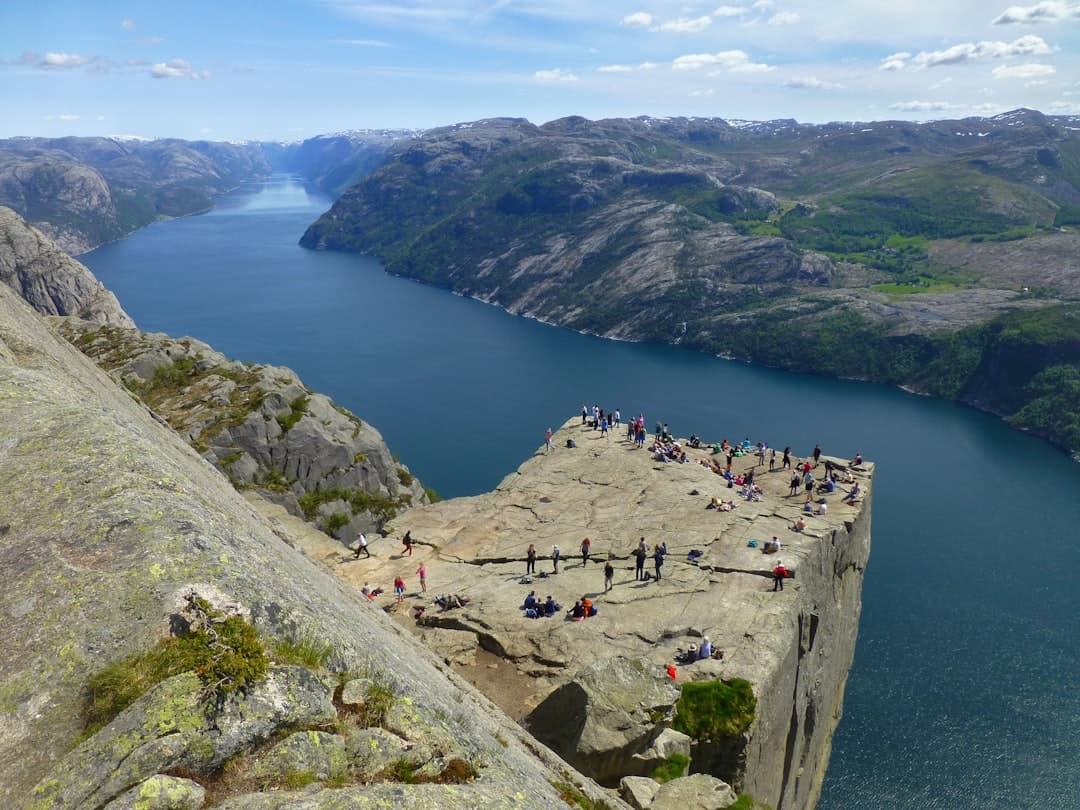 Klif Preikestolen, turyści podziwiający fiord Lysefjord, Norwegia