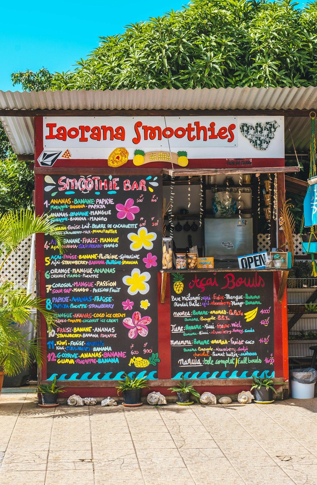 Bar smoothie z kolorową tablicą menu