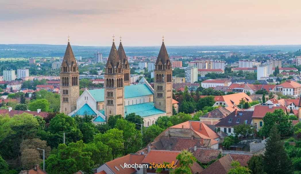 Majestatyczna Katedra w Peczu, Węgry, górująca nad historycznym miastem.