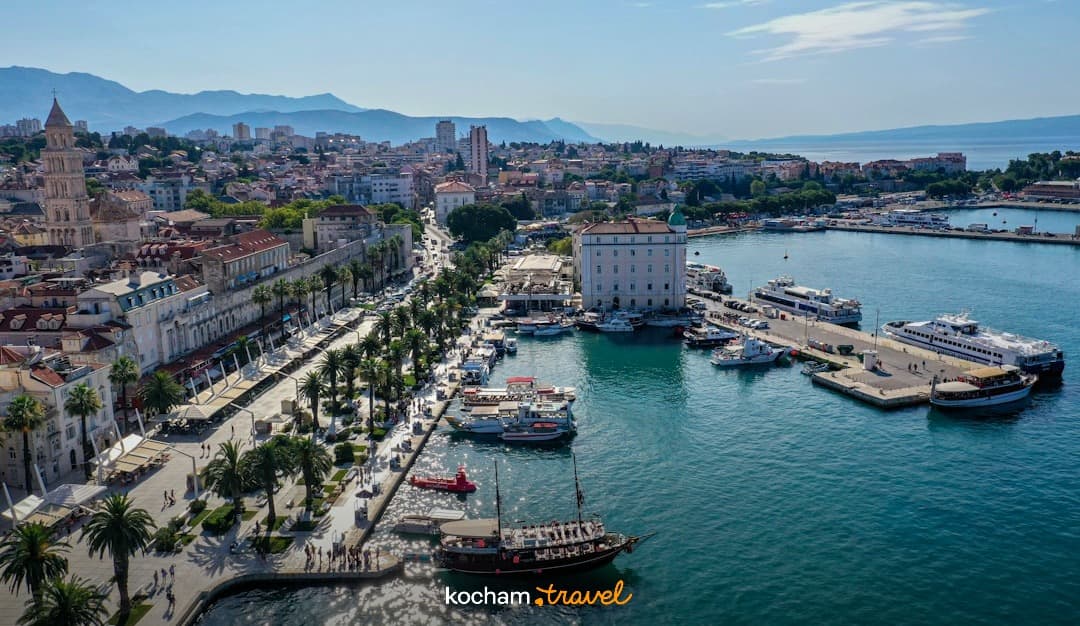 Split, Chorwacja: widok lotniczy miasta, portu, promenady i turkusowego morza.