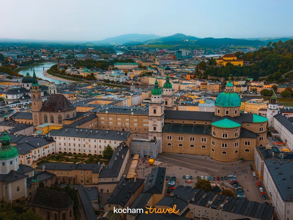 Panorama Salzburga z katedrą, rzeką Salzach i zabytkowym centrum miasta.
