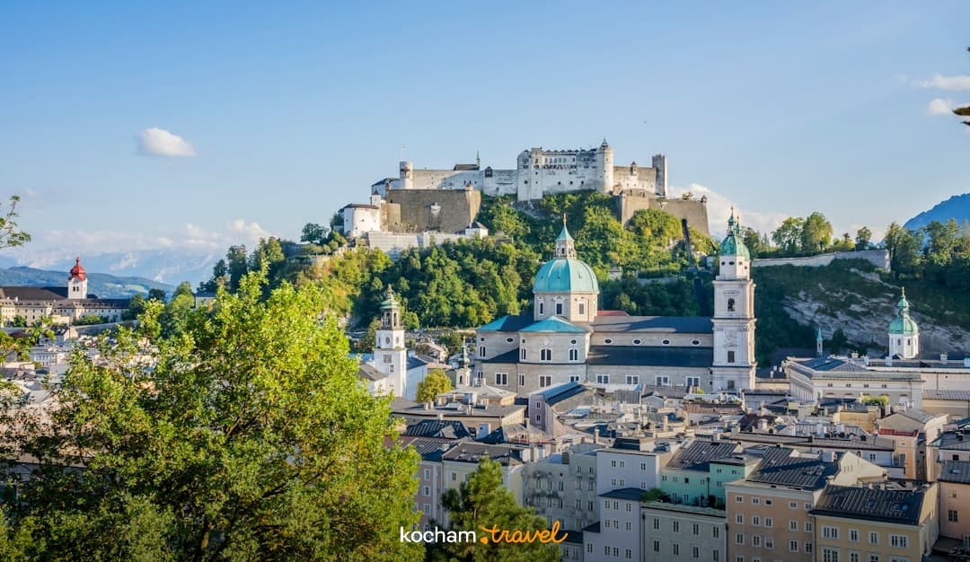 Panorama Salzburga, Austrii, z zamkiem Hohensalzburg i historyczną zabudową.