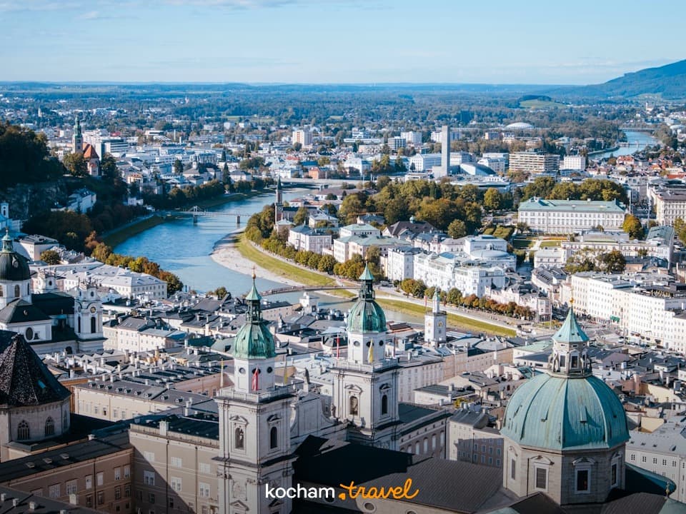 Panoramiczny widok na historyczne miasto Salzburg, Austria, z rzeką Salzach i kopułami.