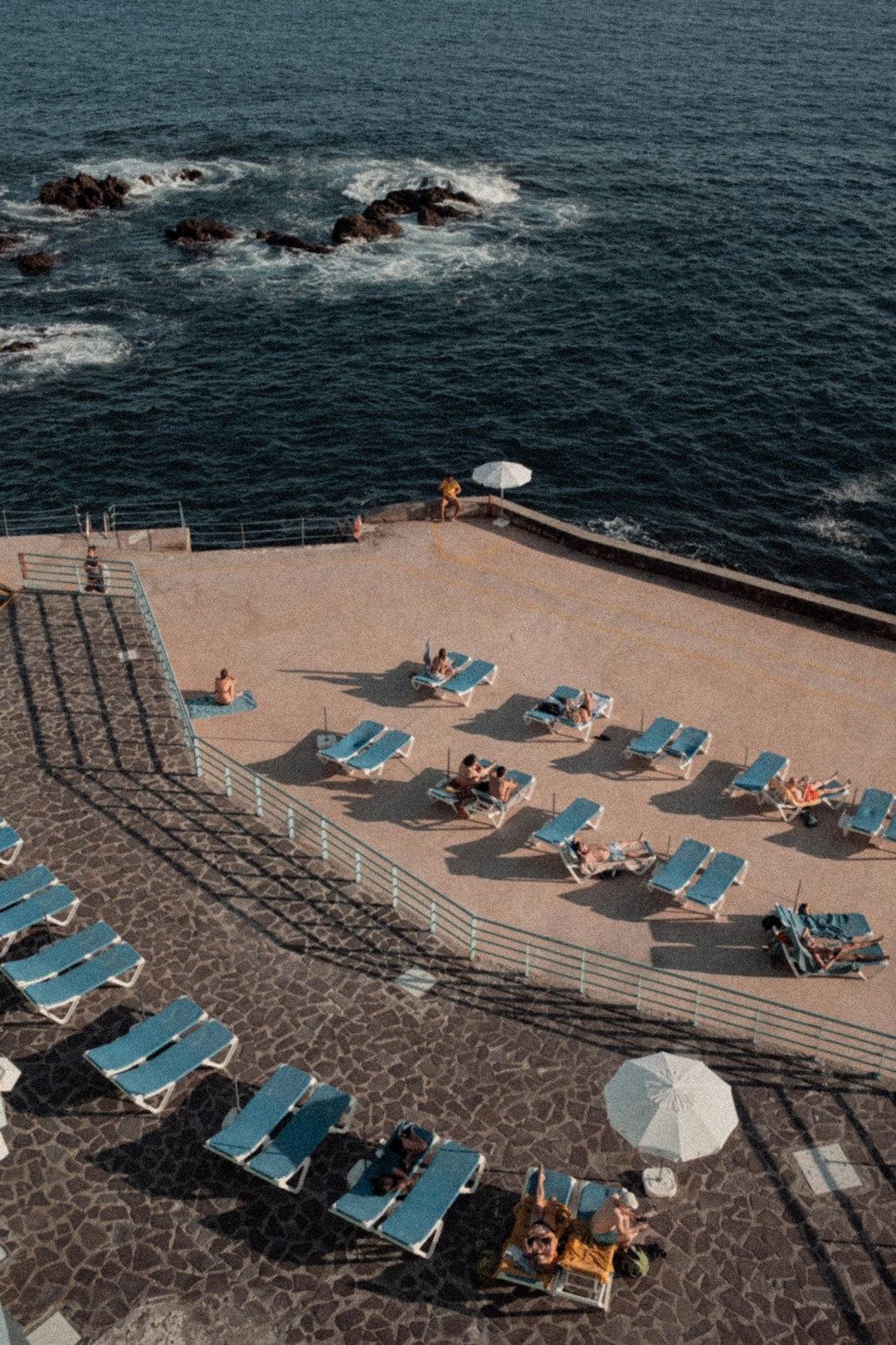 Plaża kamienna z leżakami nad oceanem