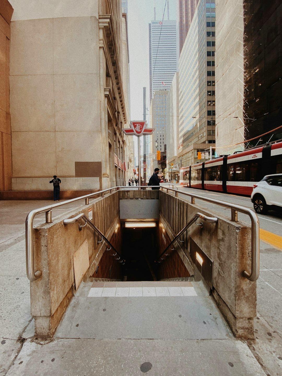 Wejście do metra Toronto, ulica, tramwaj, wieżowce, architektura miasta.