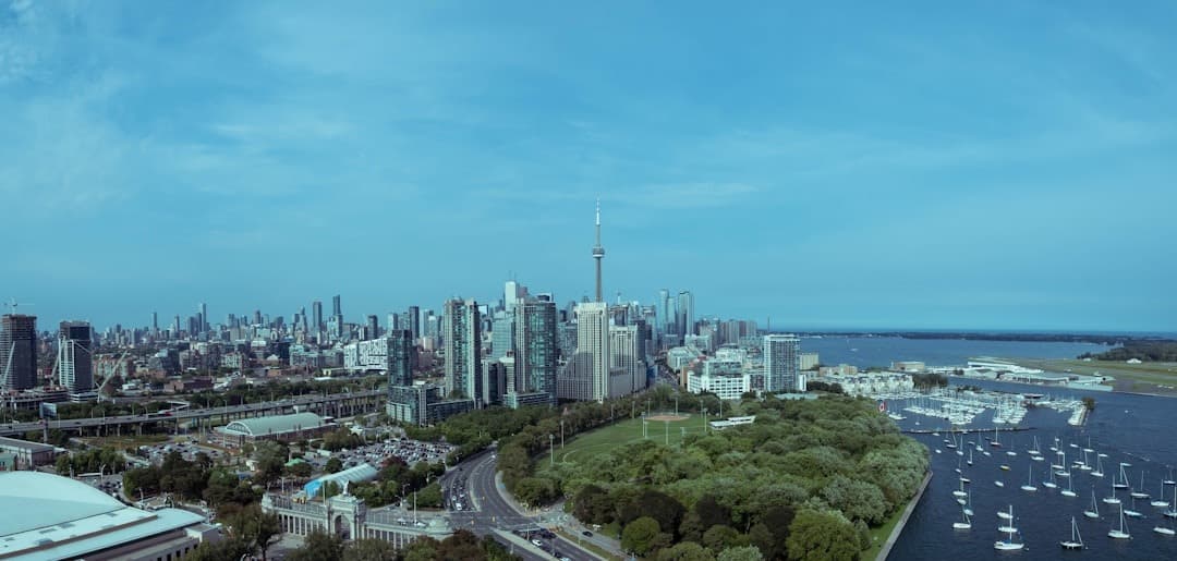 Panorama Toronto z CN Tower, jeziorem, żaglówkami i parkiem.