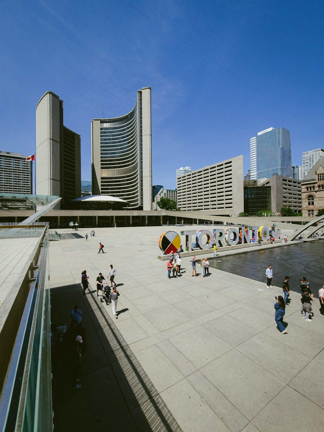 Plac Nathan Phillips w Toronto, ikoniczny znak, Ratusz, słoneczny dzień.