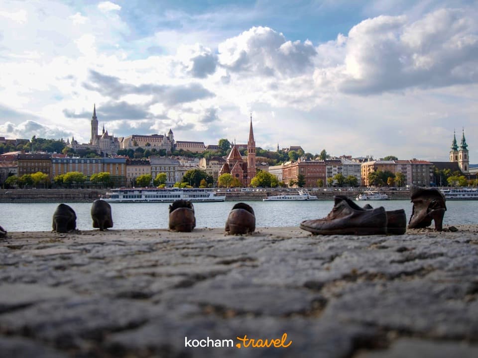 Pomnik Buty na Brzegu Dunaju, panorama Budapesztu nad rzeką.