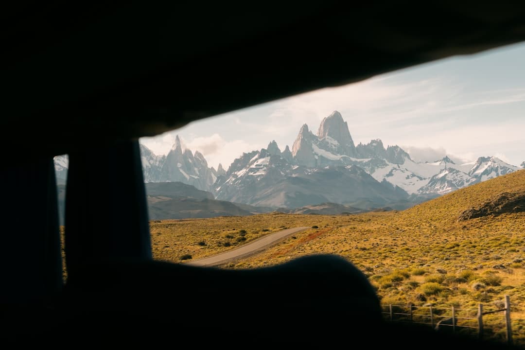 Patagońskie góry Fitz Roy, droga i złote pola widziane z pojazdu.