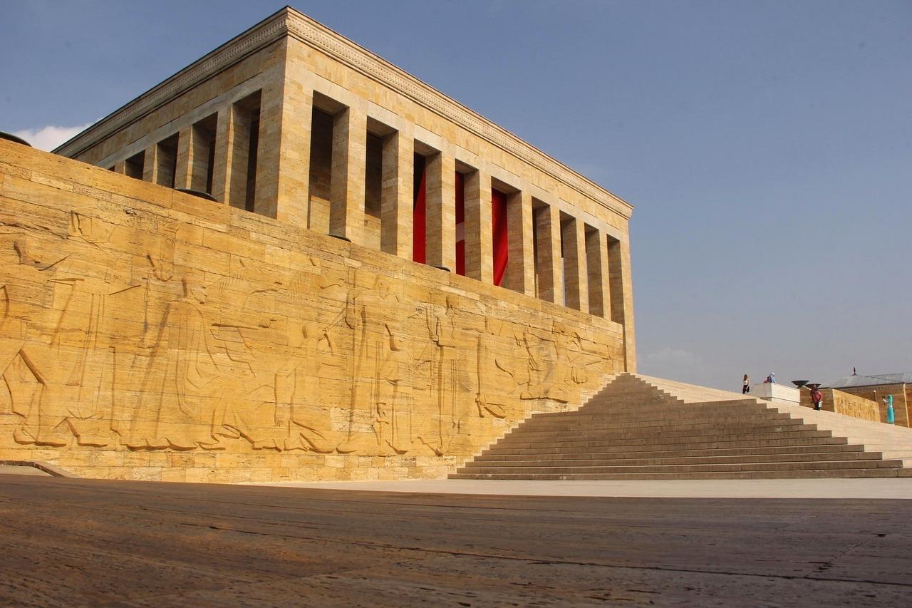 Monumentalne mauzoleum Anıtkabir w Ankarze: kamienne kolumny, schody, płaskorzeźby.
