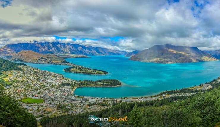 Malownicza panorama Queenstown, Nowa Zelandia, turkusowe jezioro, zielone góry.