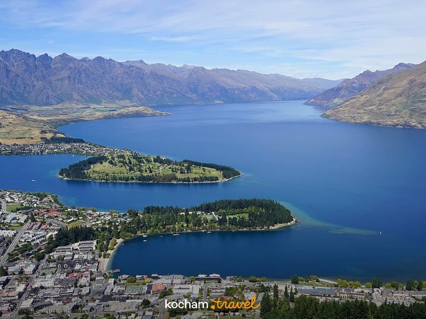 Malownicza panorama Queenstown, jezioro Wakatipu, góry, Nowa Zelandia