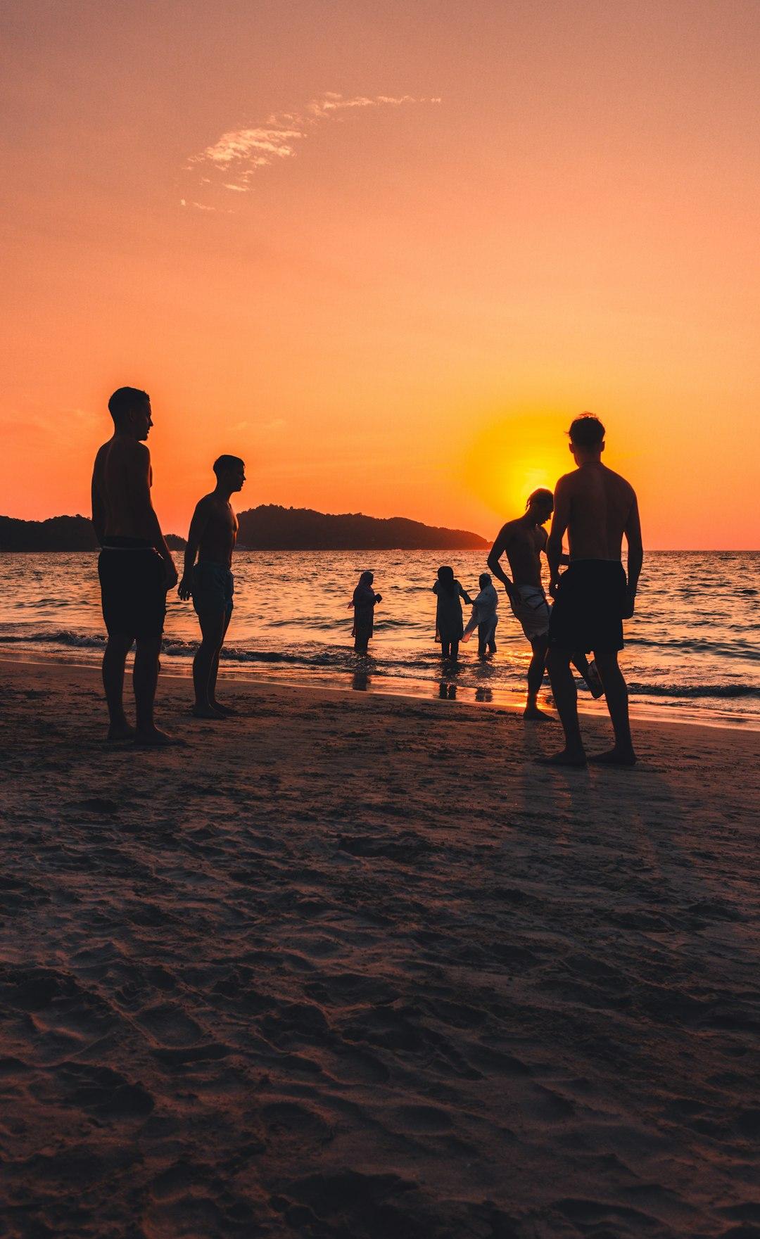 Rodzina na wakacjach na plaży w Tajlandii