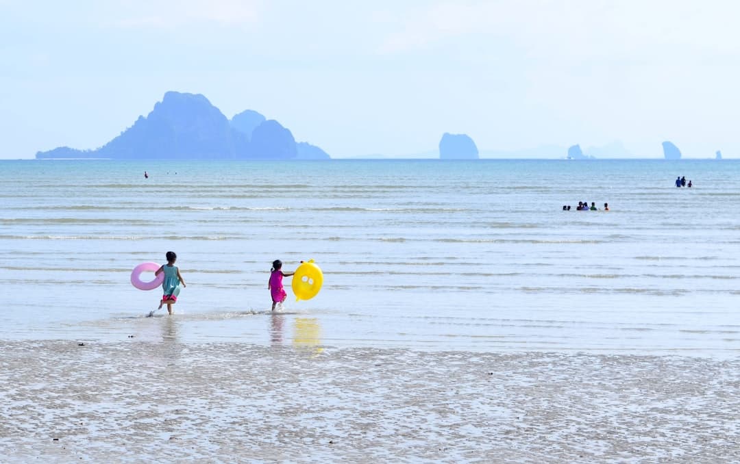 Rodzina ciesząca się wakacjami w Krabi w Tajlandii
