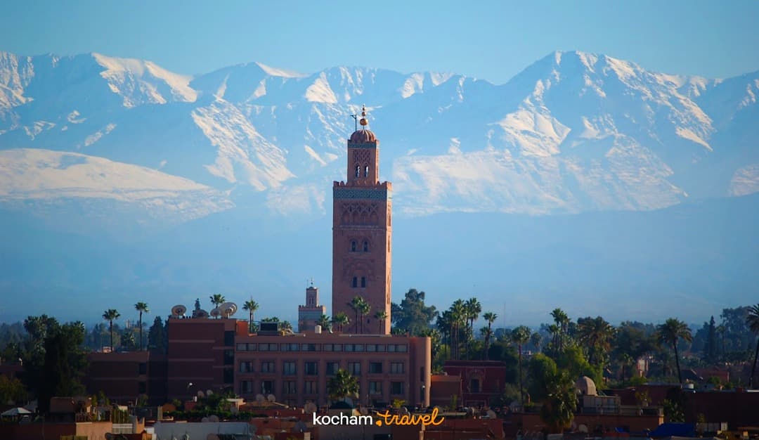 Marokański minaret Koutoubia, ośnieżone góry Atlas, panorama Marrakeszu