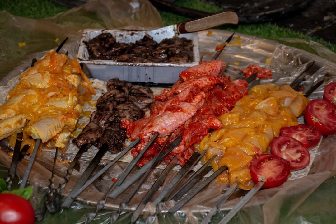 Grillowane mięso szaszłyki pomidory warzywa grillowanie