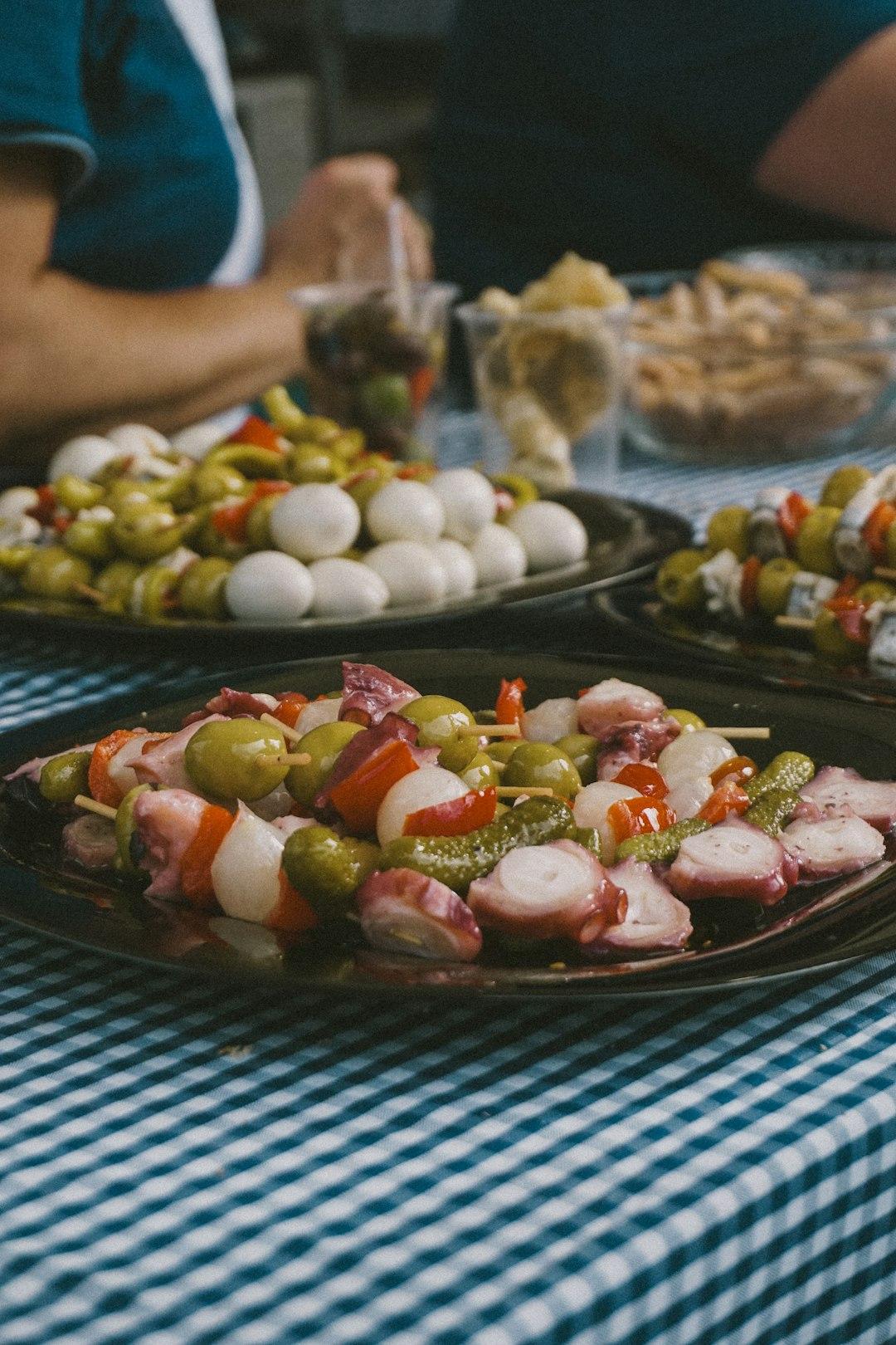 Przekąski na wykałaczkach na kraciastej serwecie.