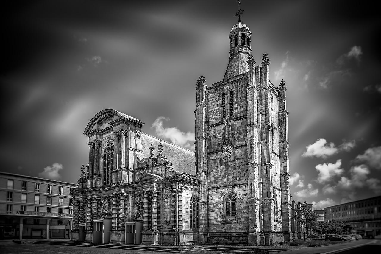 Historyczny kościół Saint-Étienne w Caen, czarno-biały, z dzwonnicą.