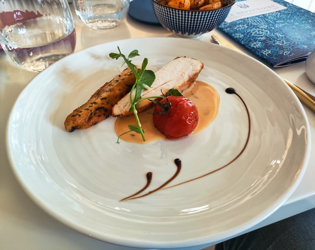 Eleganckie danie: grillowany kurczak, pieczony pomidor, kremowy sos.