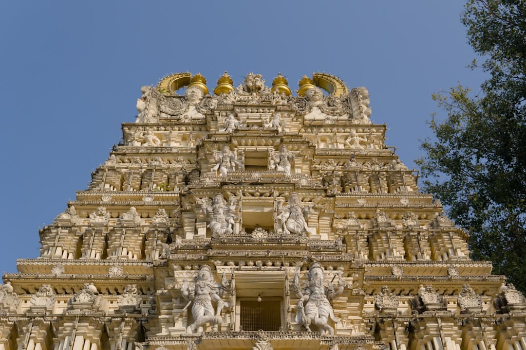 Indyjska świątynia, bogato zdobione gopuram, rzeźby bóstw.