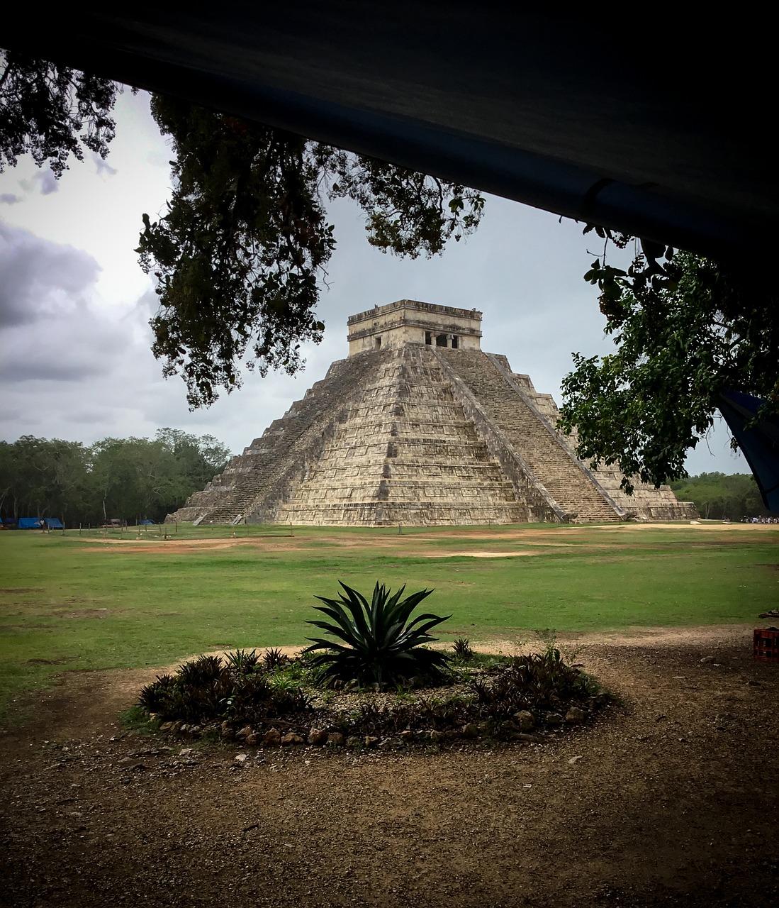 Piramida El Castillo Chichen Itza, starożytne ruiny Majów w Meksyku.