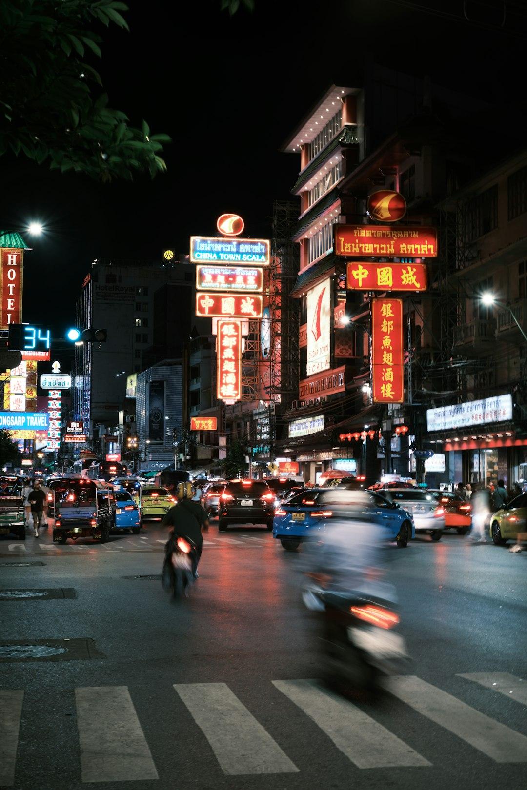 Nocna ulica Chinatown, neonowe światła, ruch uliczny, azjatyckie miasto.
