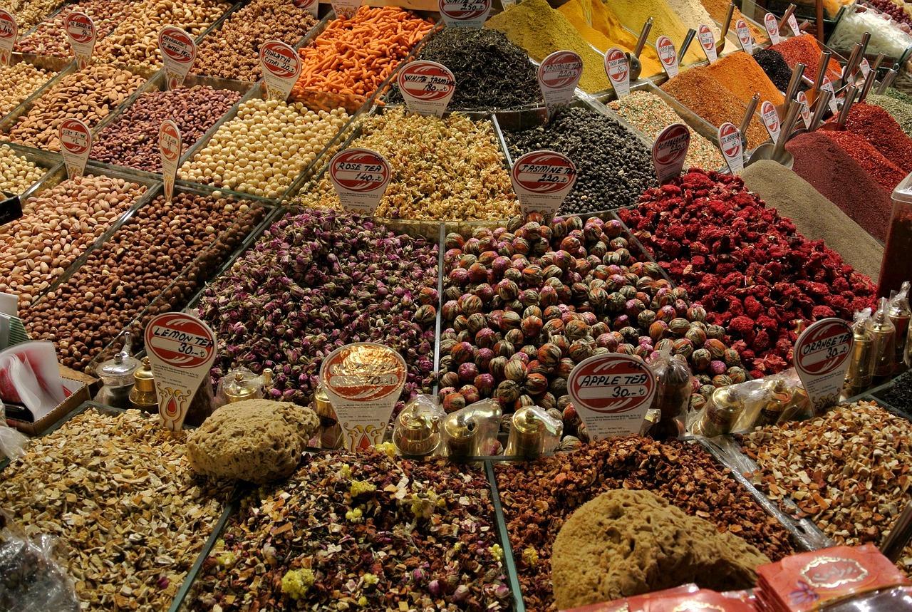 Turecki bazar z orzechami, herbatami i przyprawami w kolorowych stosach.