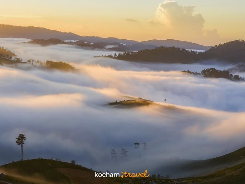 Panoramiczny widok na zamglone góry i doliny o świcie.