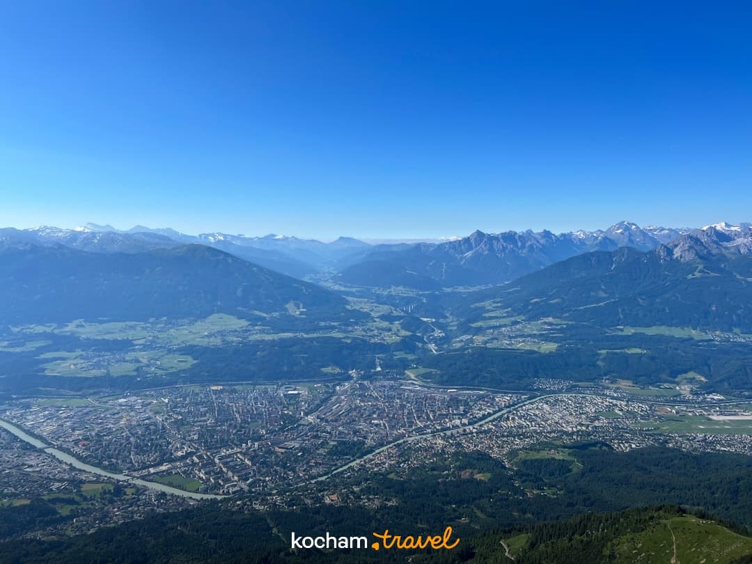 Górski krajobraz z miastem Innsbruck i rzeką Inn.