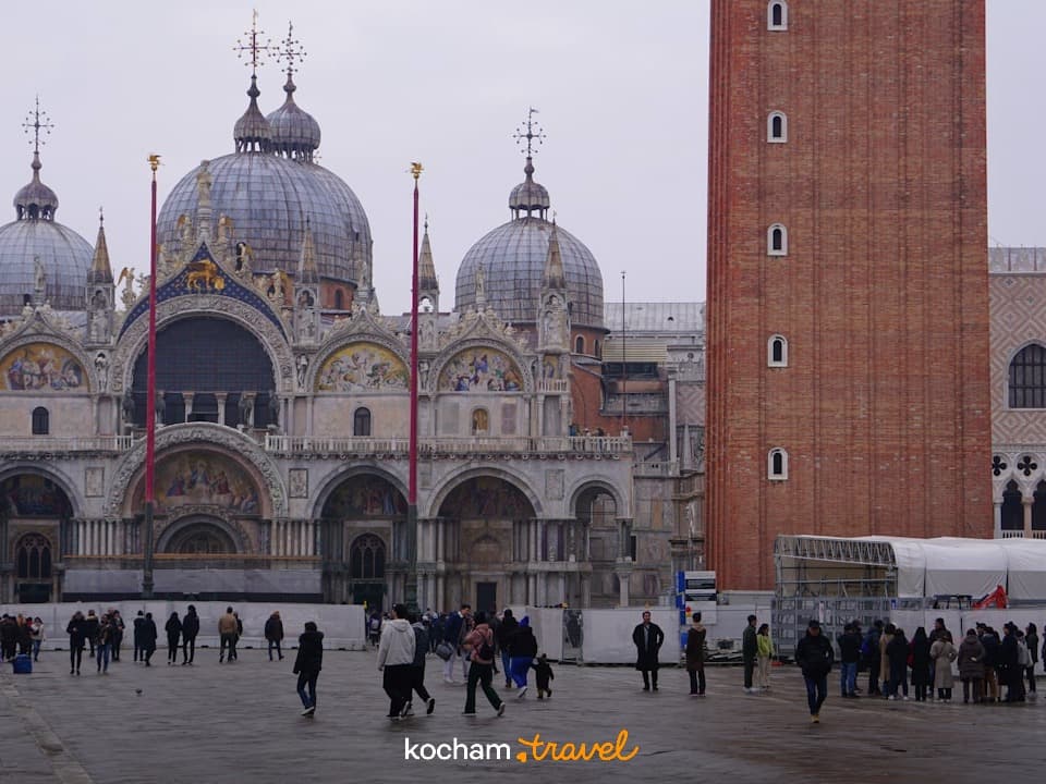 Bazylika św. Marka, Dzwonnica, Plac św. Marka, Wenecja, turyści, architektura.