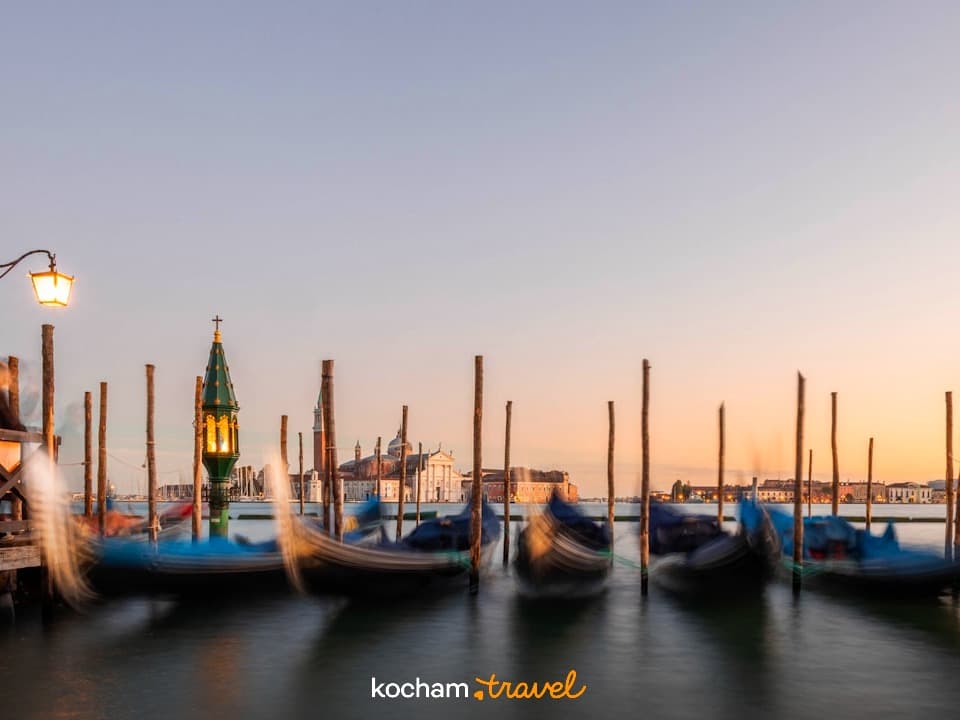 Długa ekspozycja zachód słońca Wenecja, zacumowane gondole, San Giorgio Maggiore.