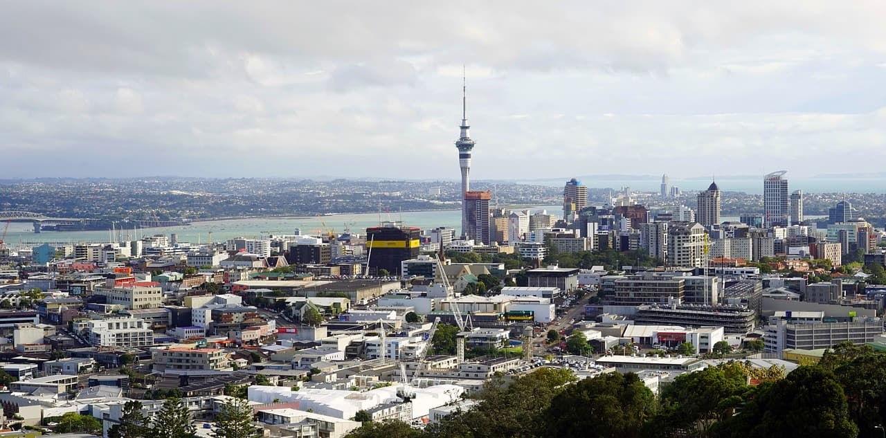 Panorama Auckland z wieżą Sky Tower, krajobraz miejski, Nowa Zelandia.