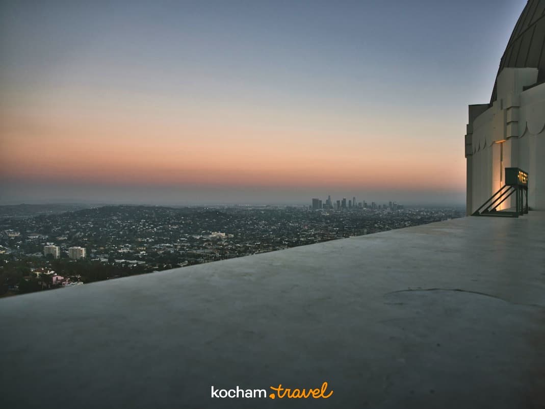 Widok na Los Angeles z Obserwatorium Griffitha o zmierzchu.