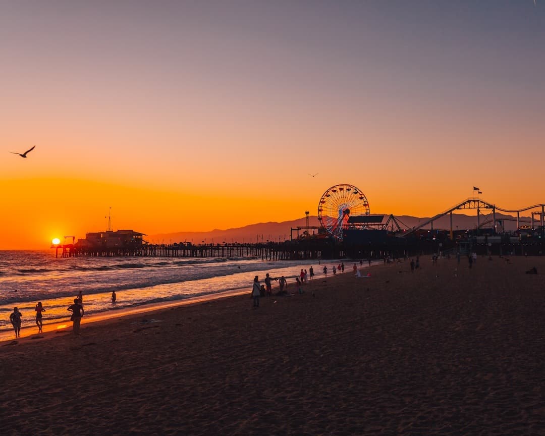 Zachód słońca na molo Santa Monica, plaża, diabelski młyn, Kalifornia.