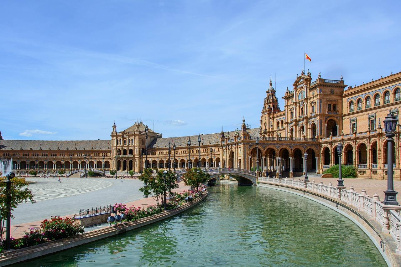 Malowniczy Plaza de España w Sewilli z kanałem i budynkiem.