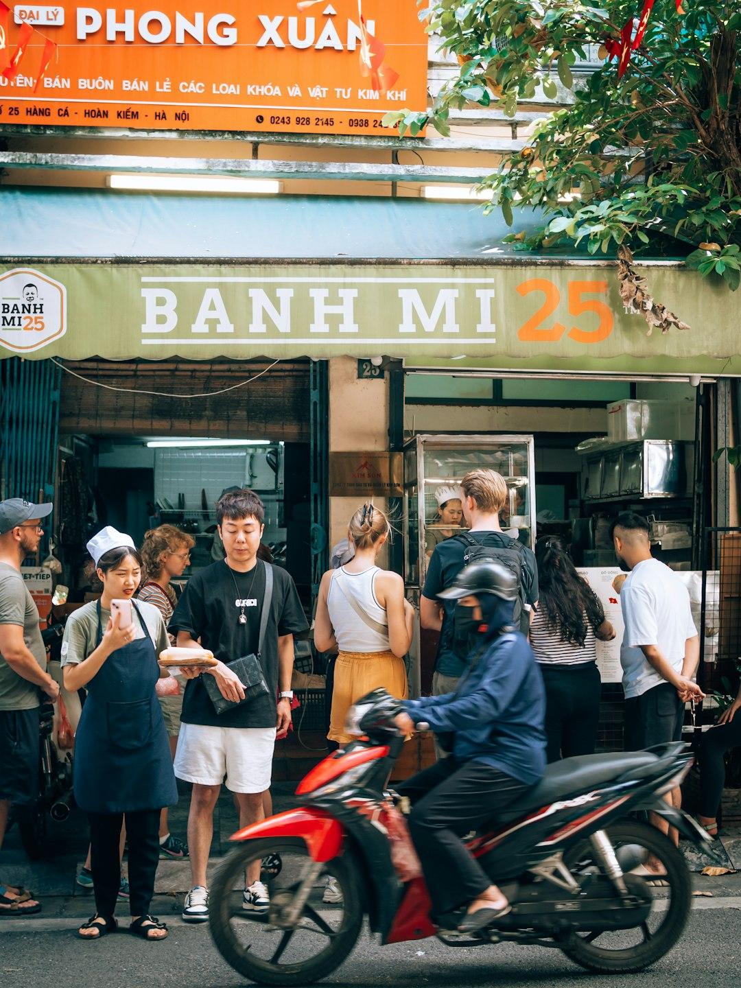 Tłum ludzi przed sklepem z banh mi w Hanoi.