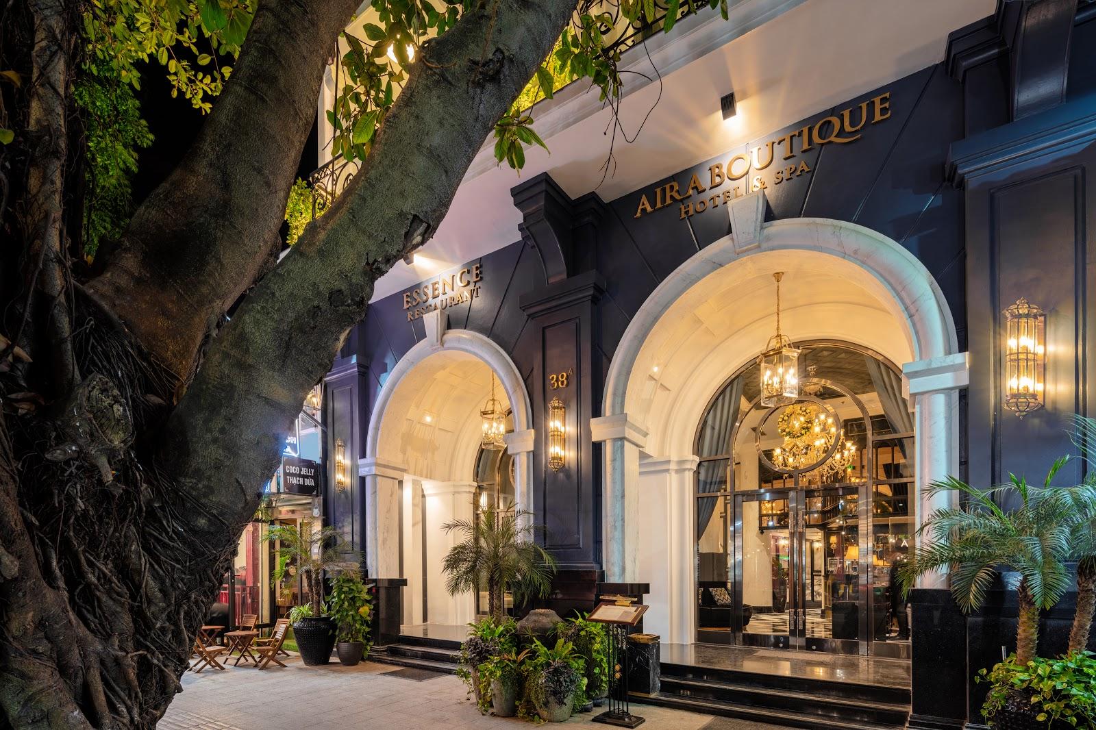 Wejście do hotelu butikowego nocą elegancki wygląd