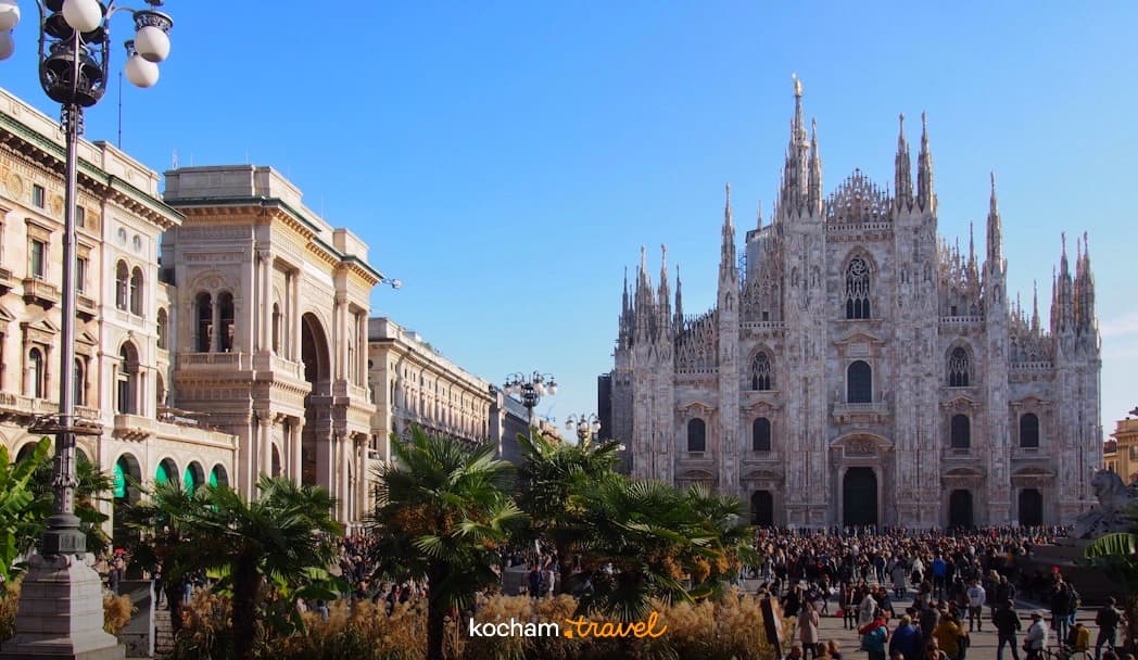 Katedra Duomo w Mediolanie, Piazza del Duomo, Włochy, zatłoczony plac.