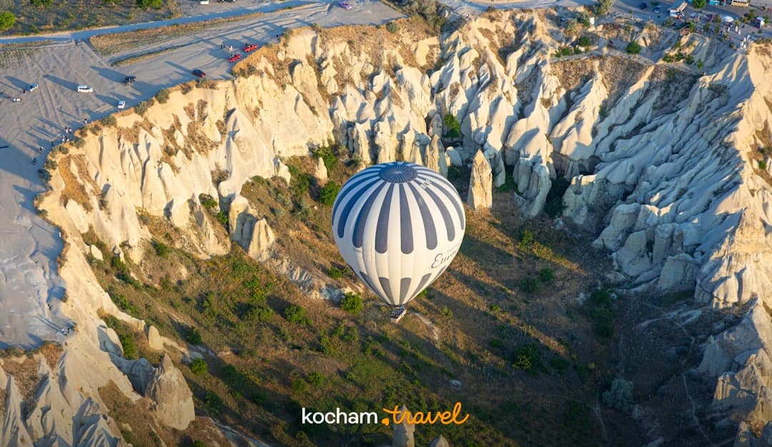 Balon na gorące powietrze nad skalistą doliną Kapadocji.
