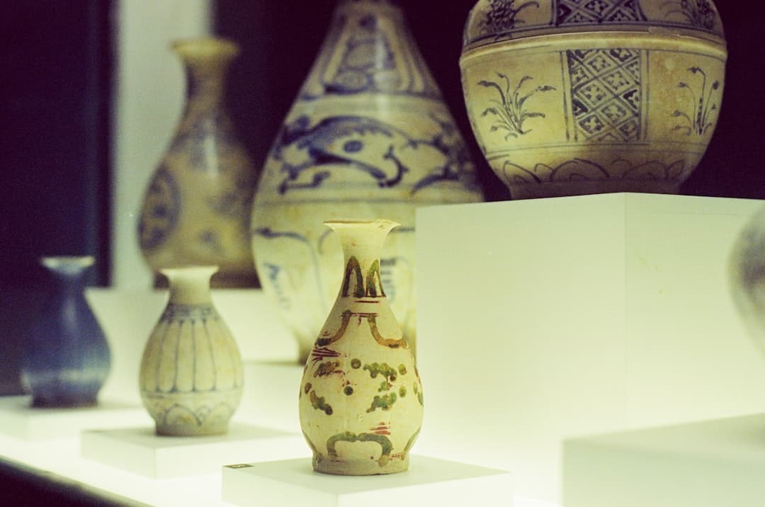 Kolekcja starożytnych waz ceramicznych z dekoracyjnymi wzorami