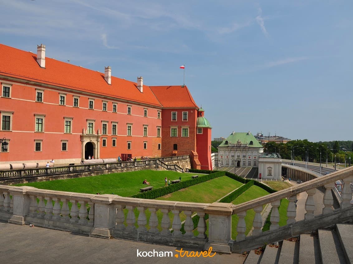 Zamek Królewski w Warszawie, zielone trawniki, słoneczny dzień.