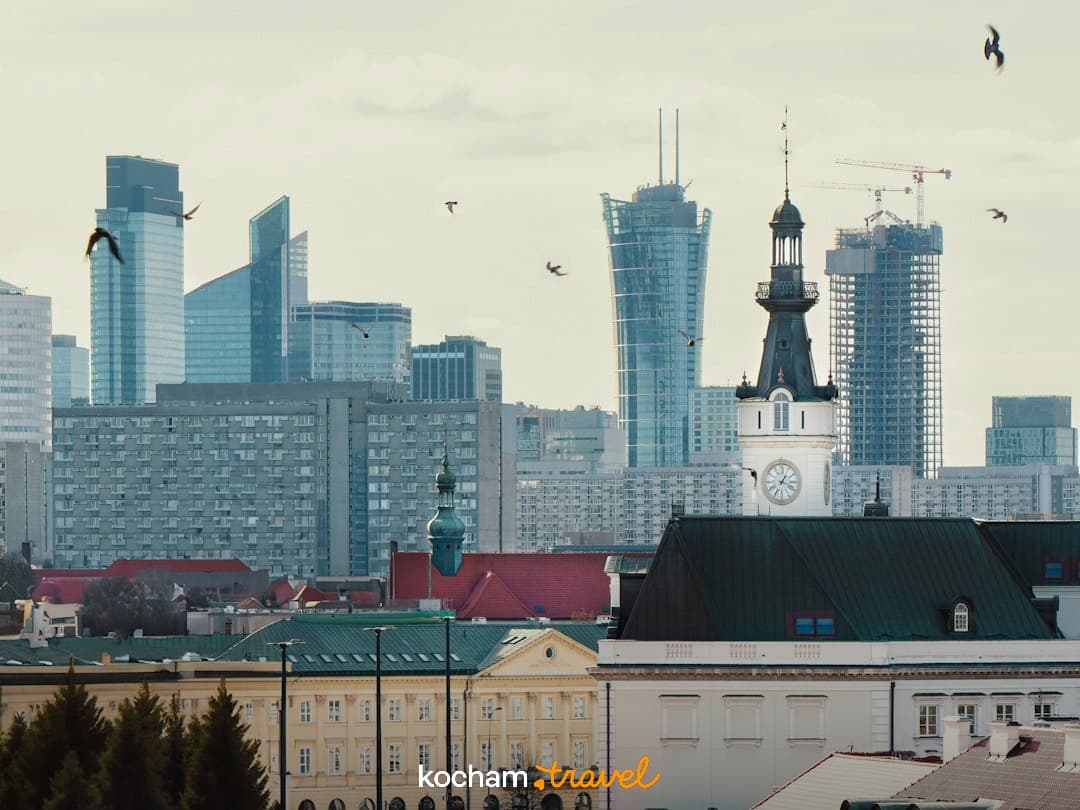 Panorama Warszawy z nowoczesnymi wieżowcami i historyczną architekturą.