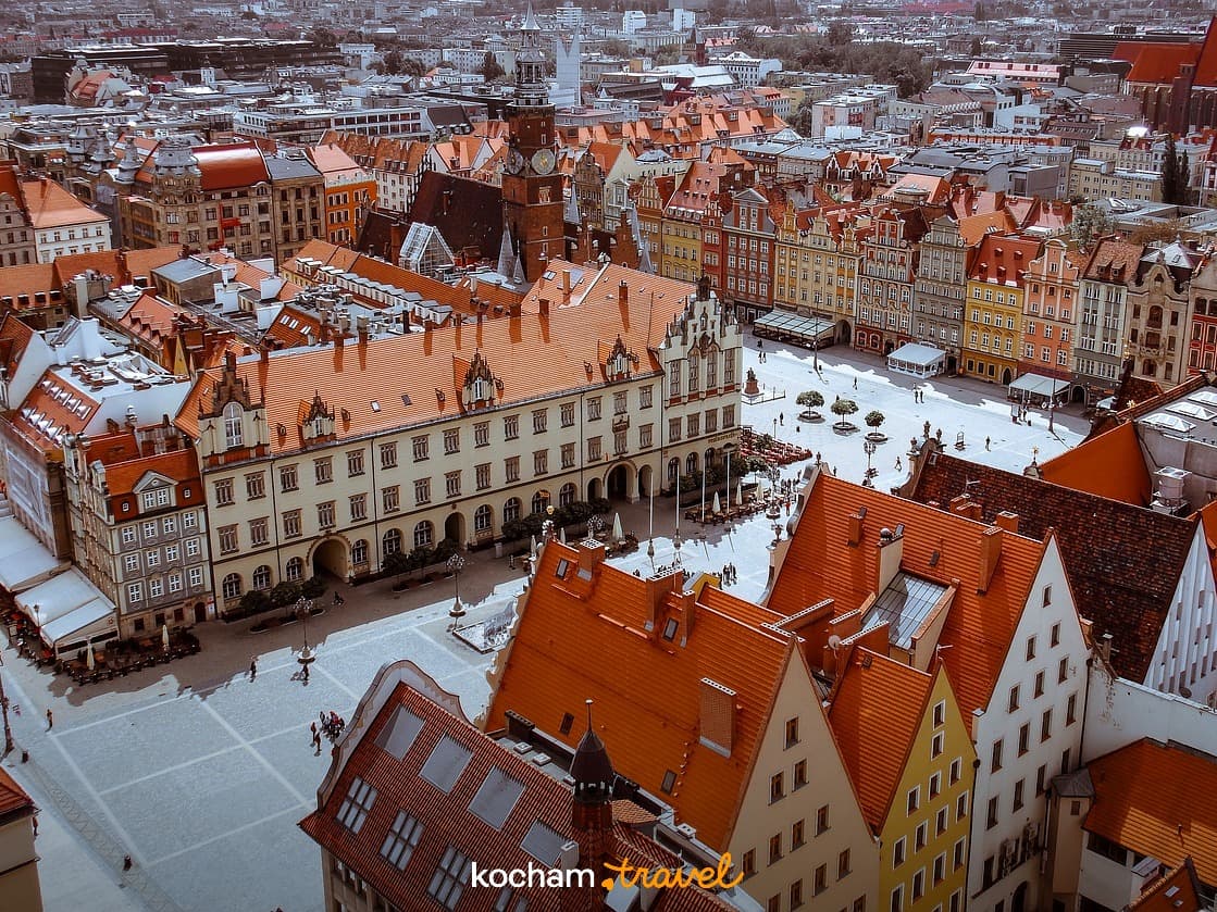 Panoramiczny widok Rynku we Wrocławiu, zabytkowe kamienice i ratusz.