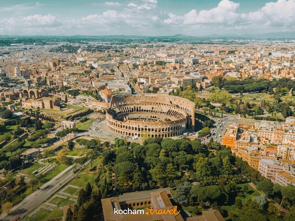 Panoramiczny widok Koloseum w Rzymie, historyczne miasto Włoch.