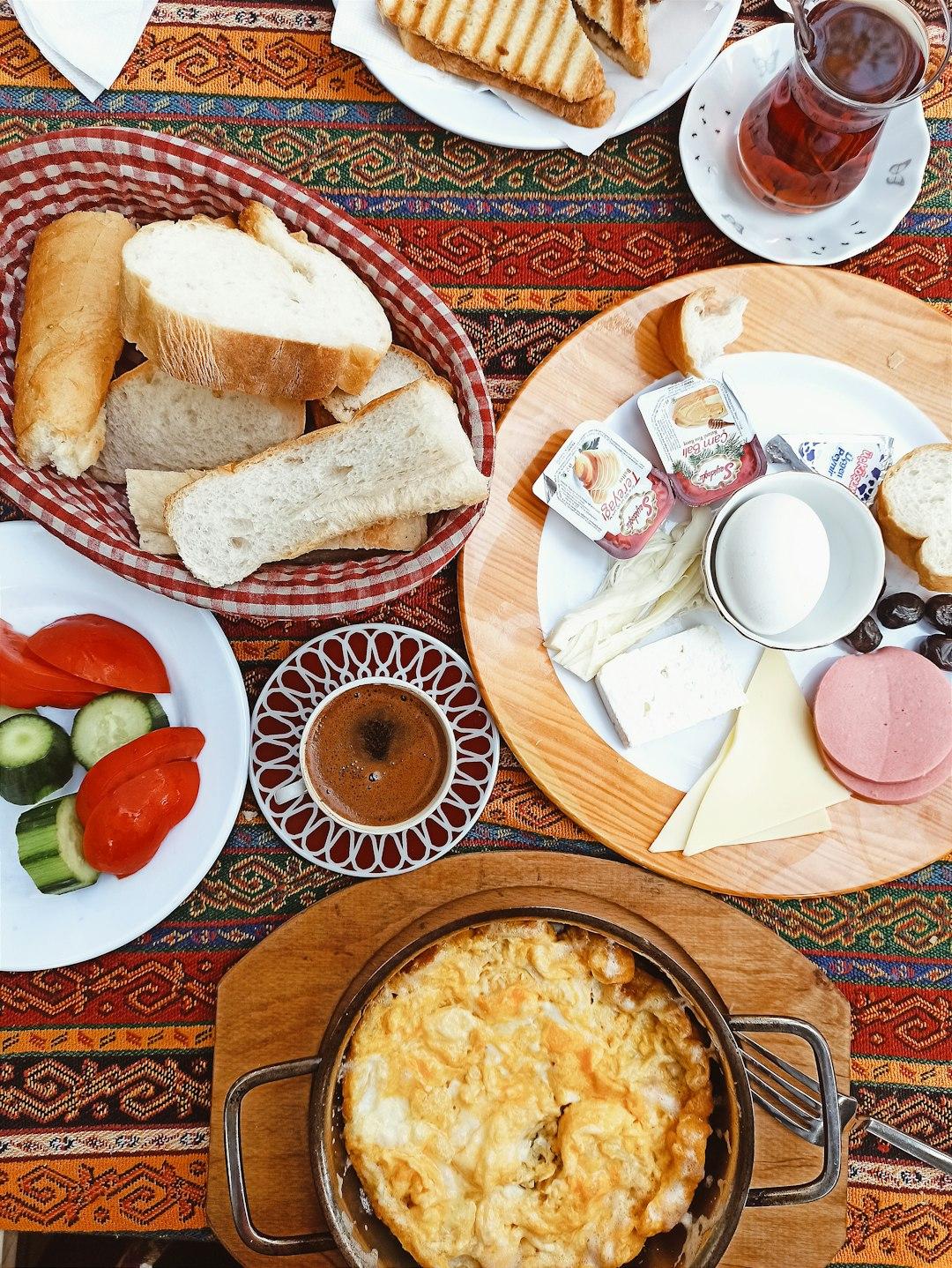 Pyszne tureckie śniadanie z omletem, chlebem, serem, warzywami, kawą, herbatą.