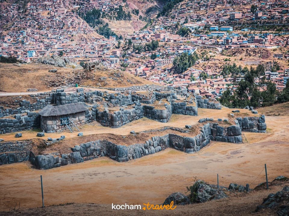 Starożytne ruiny Sacsayhuaman, Cusco, miasto na wzgórzu, suchy krajobraz.