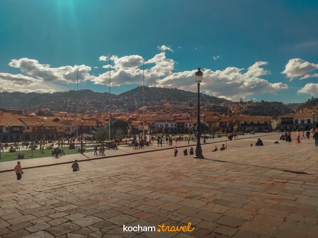 Główny plac Cusco, Peru, z kolonialnymi budynkami i górami.